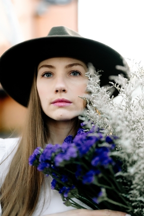 戴着黑色沙滩帽的美女图片